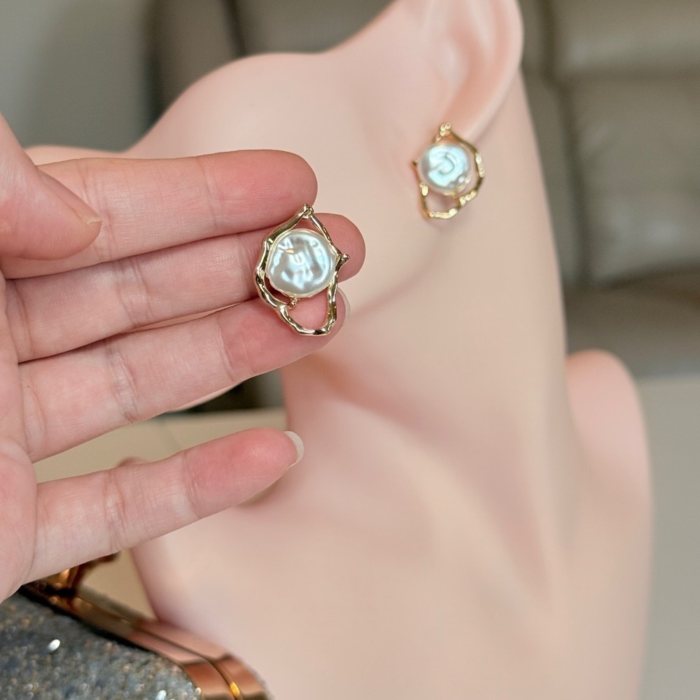 Minimalist Trendy Gold and Pearl Earrings - Picture 4 of 10